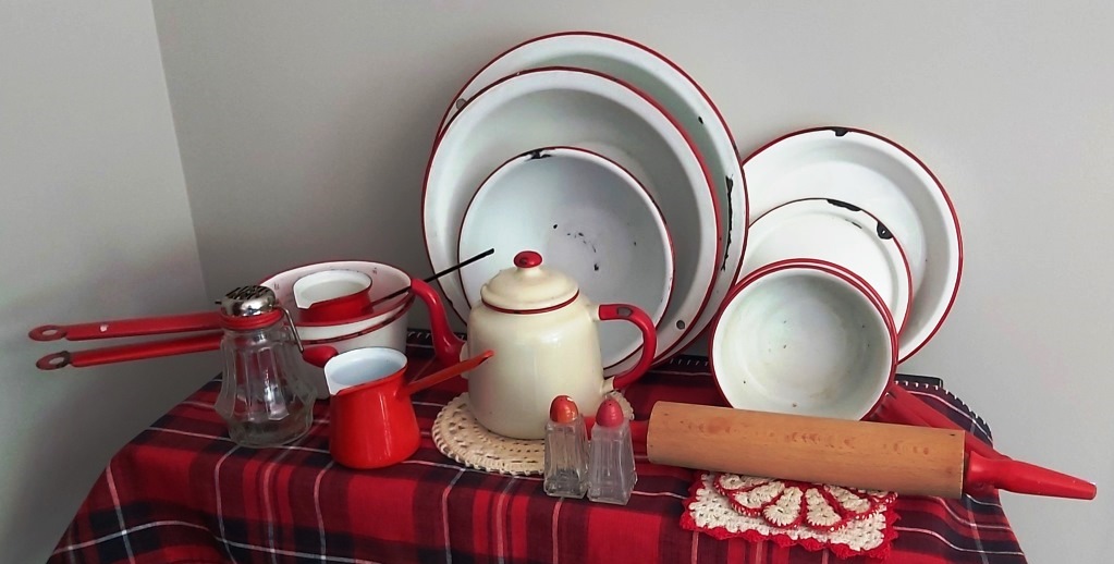 Collecting and Thrifting for Pleasure - beginnings of my red and white enamelware collection - Thifting Canada - Collecting Collectibles for fun